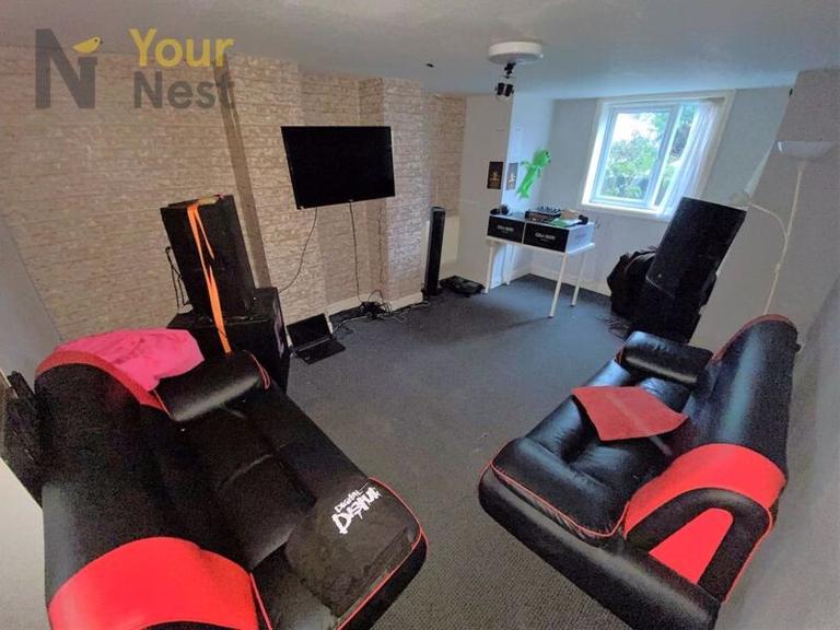 Headingley Avenue, Headingley, Leeds, LS6 3ER