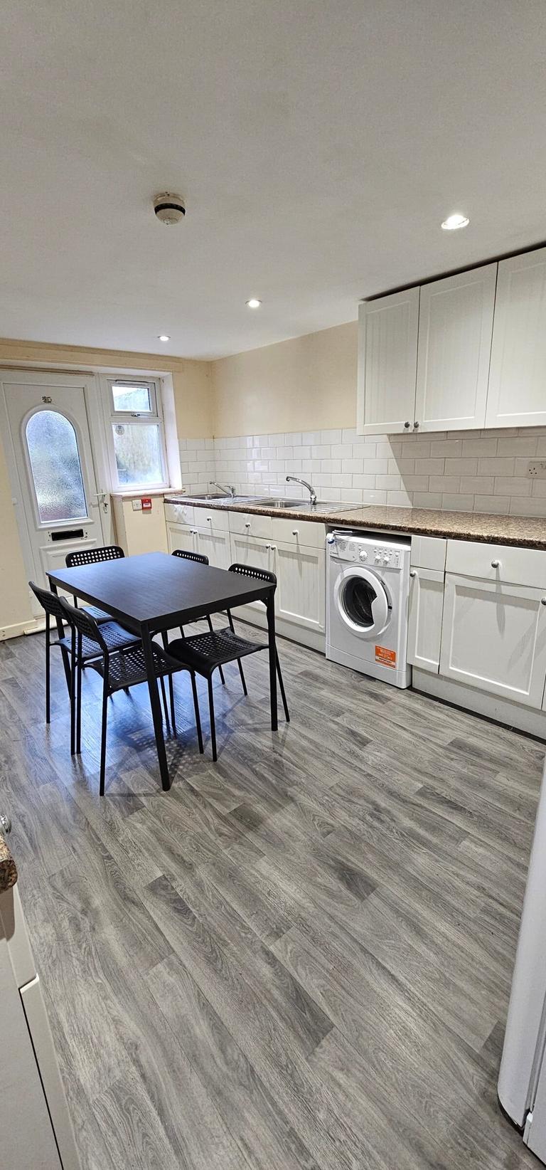 Estcourt Terrace, Headingley, Leeds, LS6 3EX