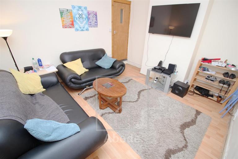 Burley Lodge Terrace*, Hyde Park, Leeds, LS6 1QA
