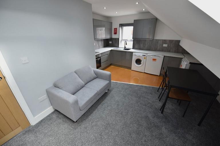 Flat 2, Hyde Park, Leeds, LS6 1LU