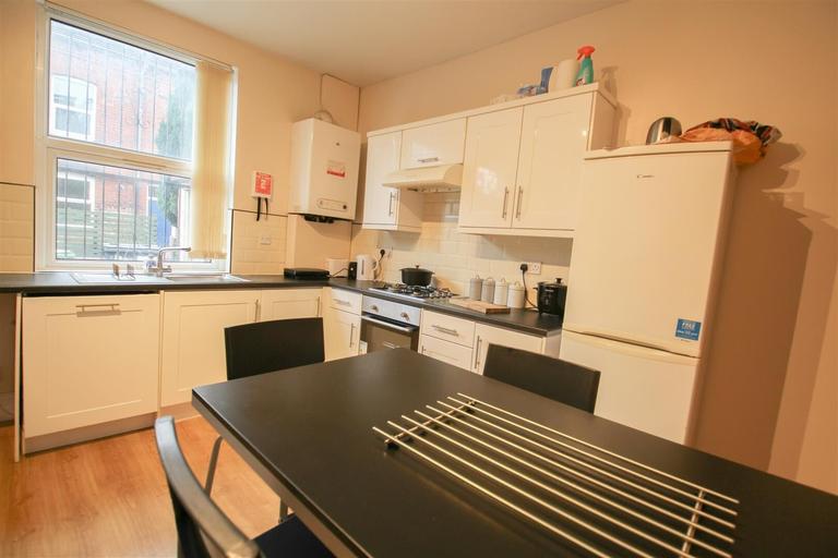 Welton Place, Hyde Park, Leeds, LS6 1EW