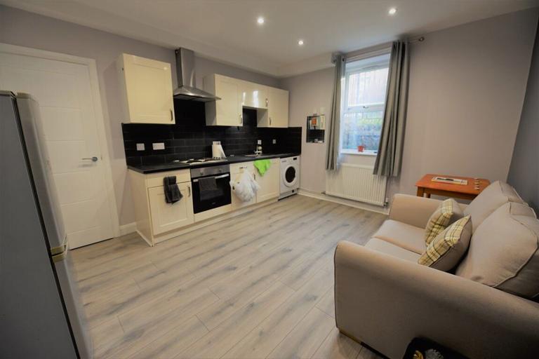 Midland Road, Hyde Park, Leeds, LS6 1BQ