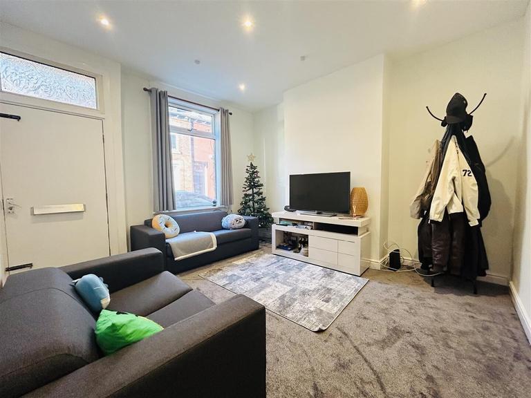 Welton Place, Hyde Park, Leeds, LS6 1EW