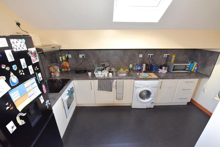 1 Low Close Street, Woodhouse, Leeds, LS2 9EG