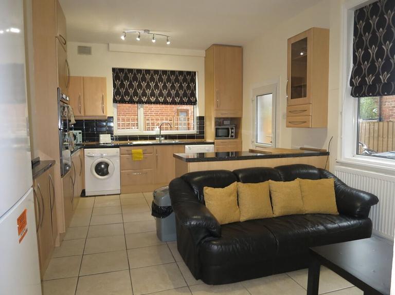 6 bedroom house for rent Ella Road, Nottingham, NG2 5GX UniHomes