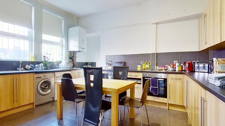 Delph Mount, Woodhouse, Leeds, LS6 2HS