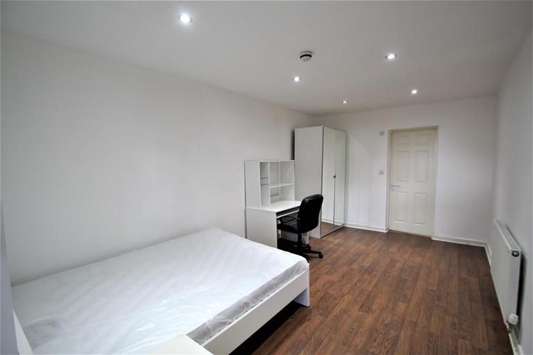 3 St Johns Terrace, Hyde Park, Leeds, LS3 1DY