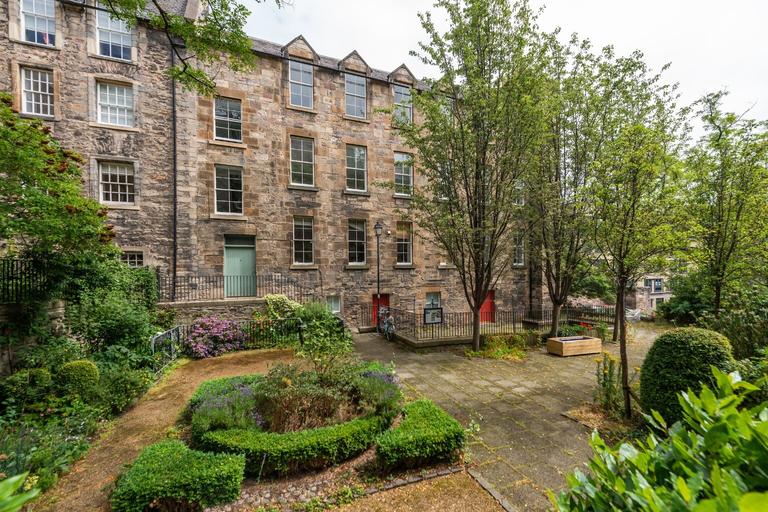 High Street, Flat 5, Old Town, Edinburgh, EH1 1NL
