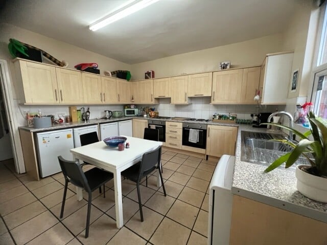 Belle Vue Road, Woodhouse, Leeds, LS3 1HG