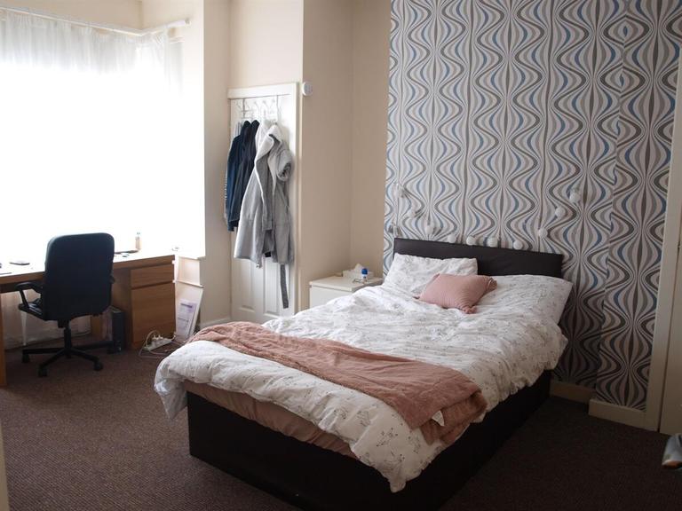 Richmond Mount, Hyde Park, Leeds, LS6 1DG