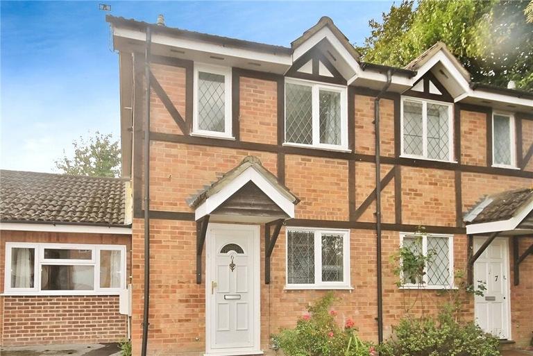 Ravenfield, Egham, Surrey, TW20 0TW