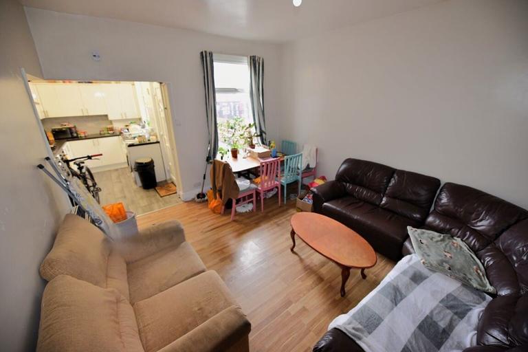 Hessle Place, Hyde Park, Leeds, LS6 1EU