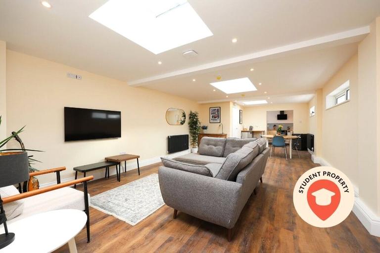 Gloucester Road North, Horfield, Bristol, BS7 0SF