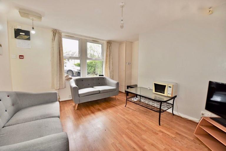 Holly Bank, Headingley, Leeds, LS6 4DJ