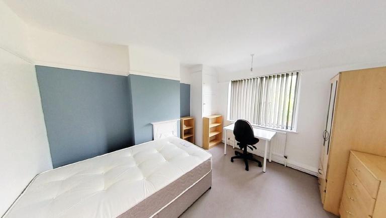 Queens Road, Clarendon Park, Leicester, LE2 3FT