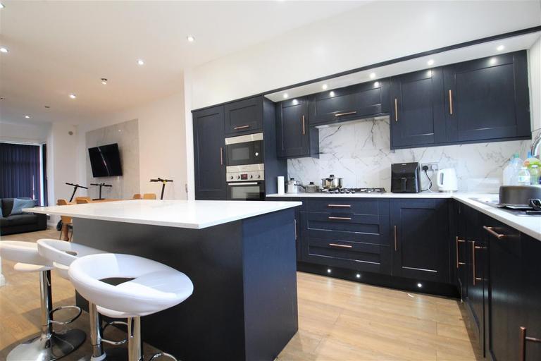 Headingley Avenue, Headingley, Leeds, LS6 3ER