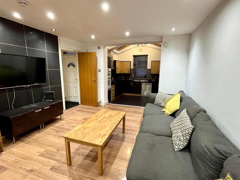Norwood Road, Hyde Park, Leeds, LS6 1DZ