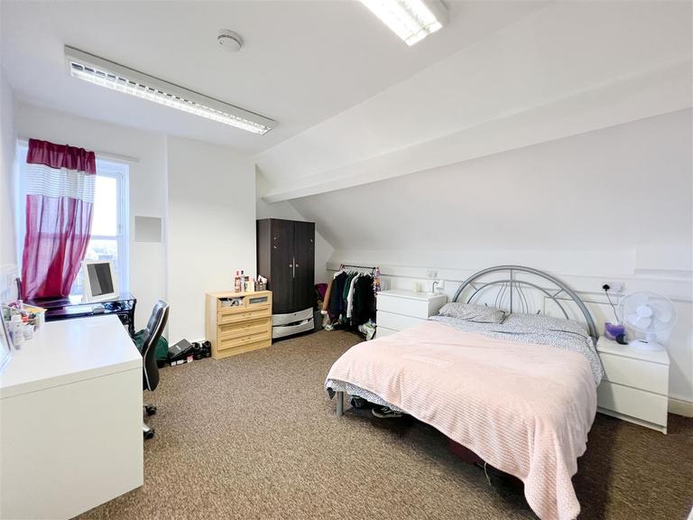 Clarkegrove Road, Broomhill, Sheffield, S10 2NH