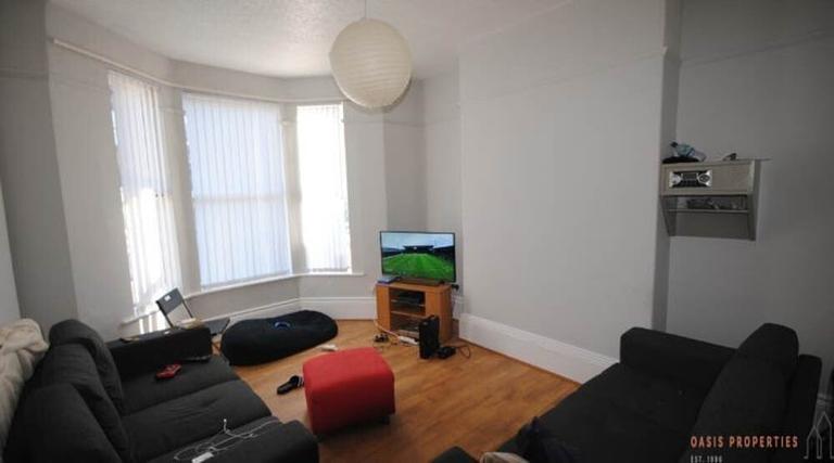Delph Mount, Woodhouse, Leeds, LS6 2HS