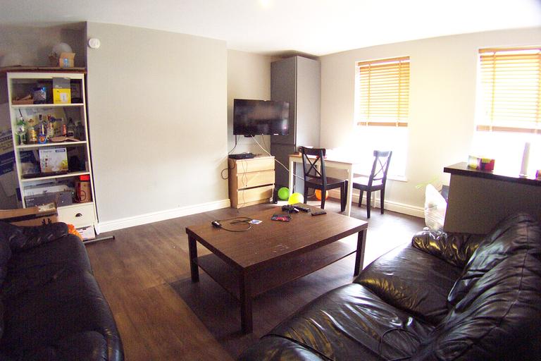 Belle Vue Road, Hyde Park, Leeds, LS3 1HG