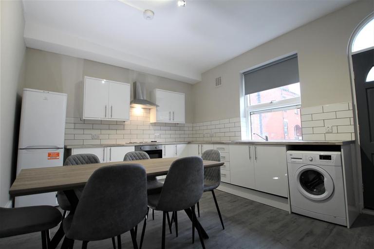 Delph Mount, Woodhouse, Leeds, LS6 2HS