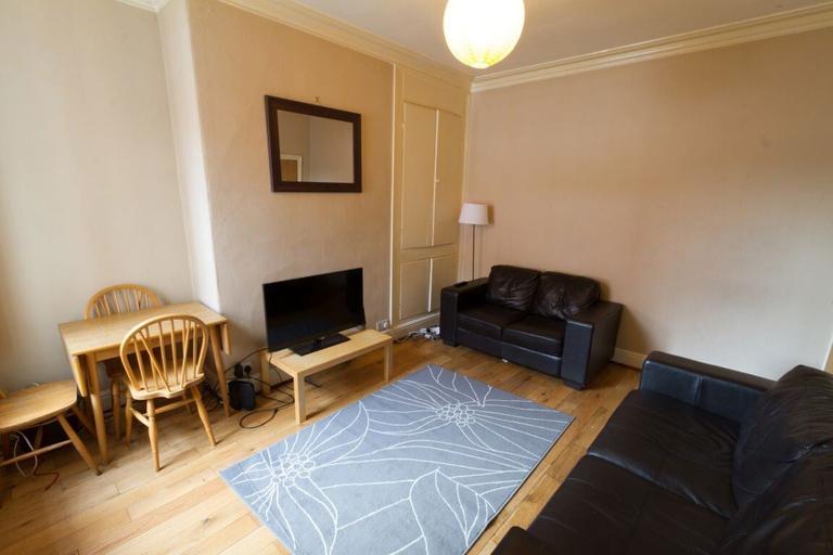 Hessle Place, Hyde Park, Leeds, LS6 1EU