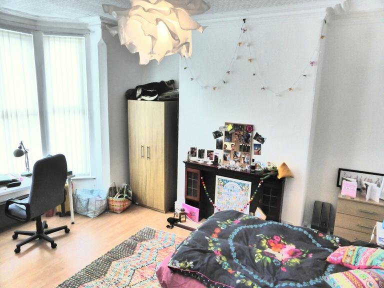 Brudenell Mount, Hyde Park, Leeds, LS6 1HT