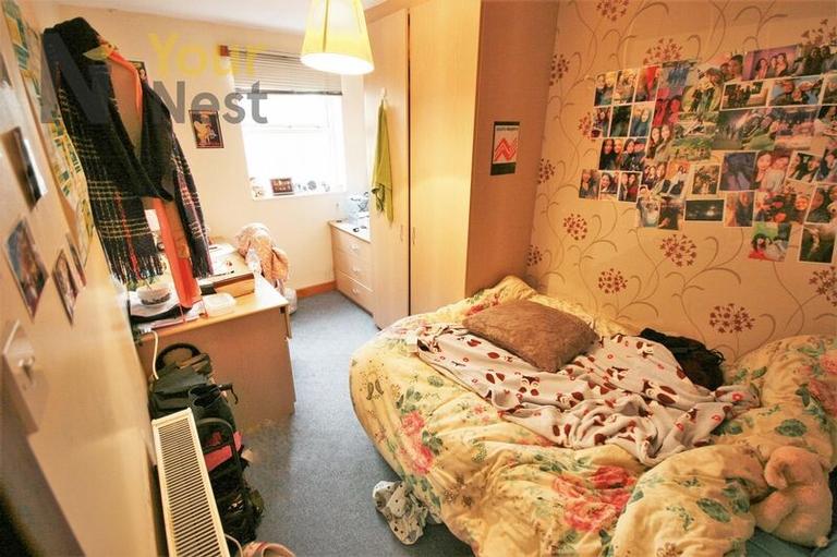 Howden Place, Hyde Park, Leeds, LS6 1PB