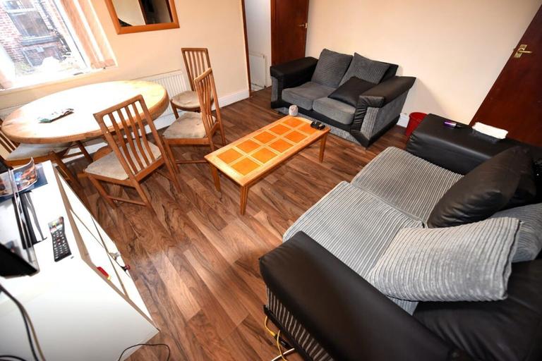 Hessle View, Hyde Park, Leeds, LS6 1ER