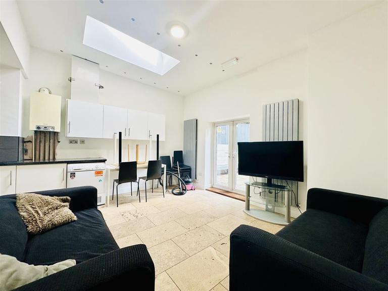 Derby Road, Lenton, Nottingham, NG7 1QJ