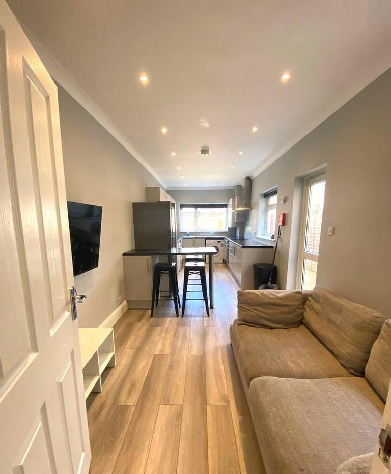 Milton Road Hampshire, The Polygon, Southampton, SO15 2HS