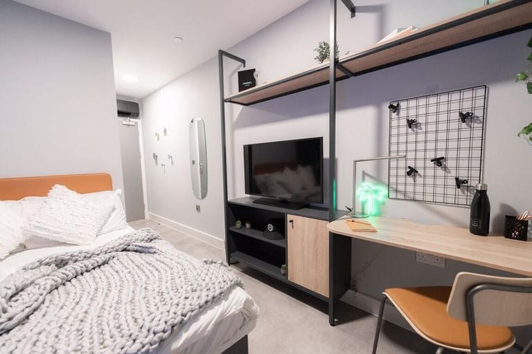 Lido Road, Guildford, Surrey, GU1 1EZ