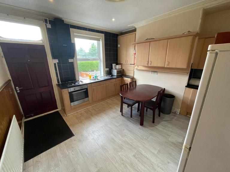 Headingley Mount, Headingley, Leeds, LS6 3EL