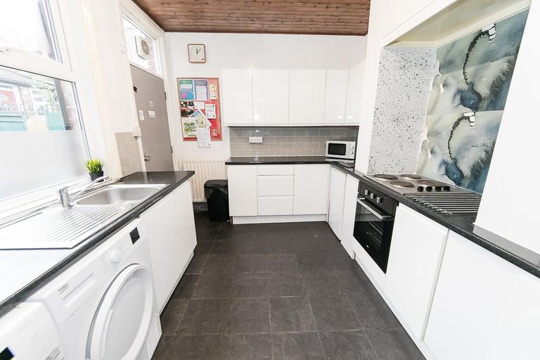 Headingley Avenue, Headingley, Leeds, LS6 3EP