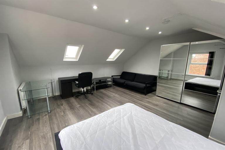 Mona Street, Beeston, Nottingham, NG9 2BY