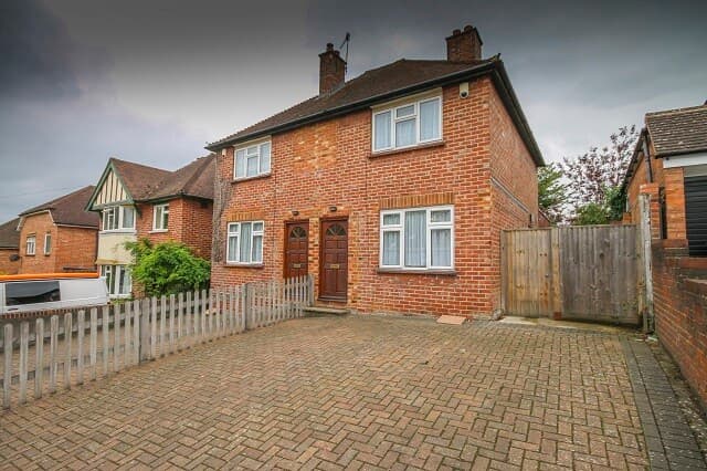 Manor Road, Guildford, Surrey, GU2 9NE Manor Road, Guildford, Surrey, GU2 9NE