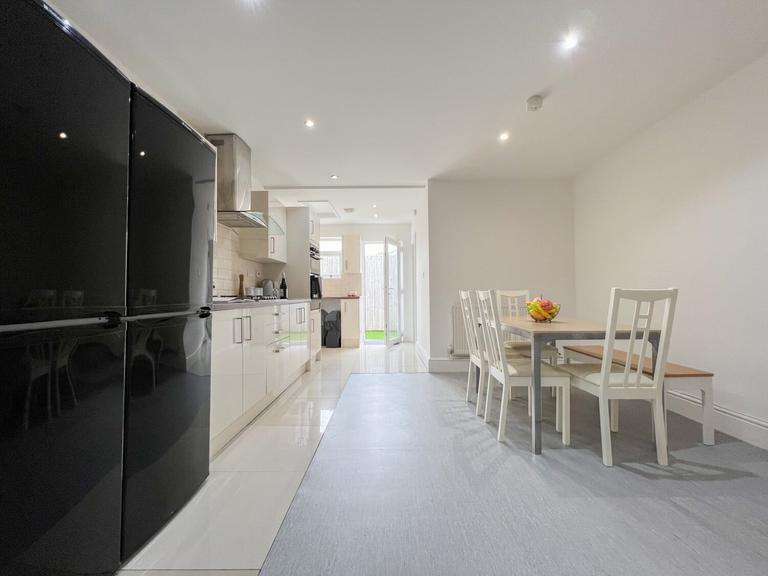 Plasnewydd Road, Roath, Cardiff, CF24 3EN