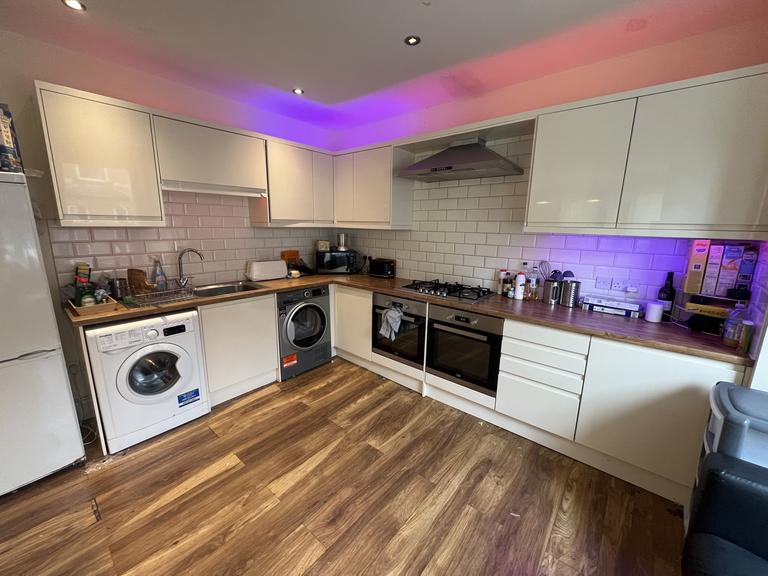 Welton Road, Hyde Park, Leeds, LS6 1EE