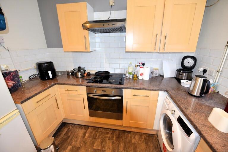 Flat 6, Hyde Park, Leeds, LS6 1BQ