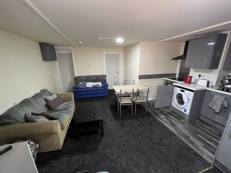 Grosvenor Road, Hyde Park, Leeds, LS6 2DZ