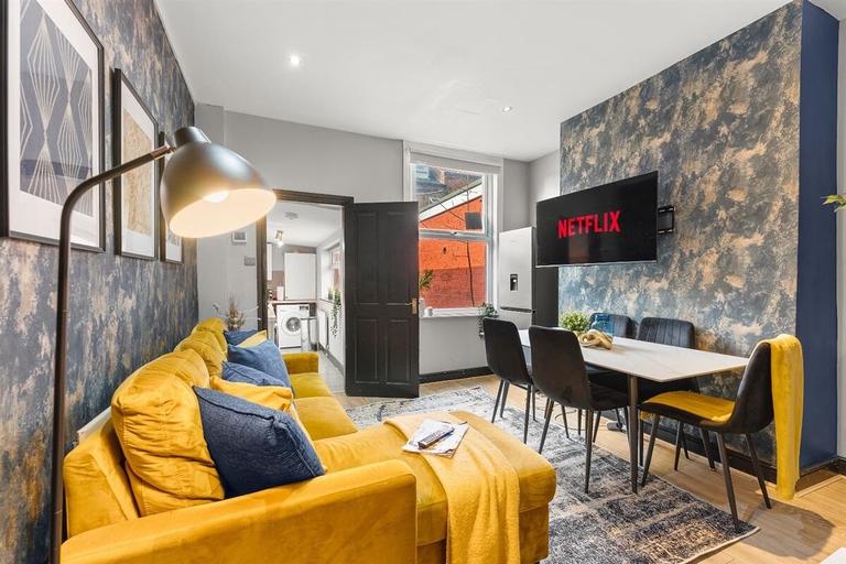 Carberry Terrace, Hyde Park, Leeds, LS6 1QH