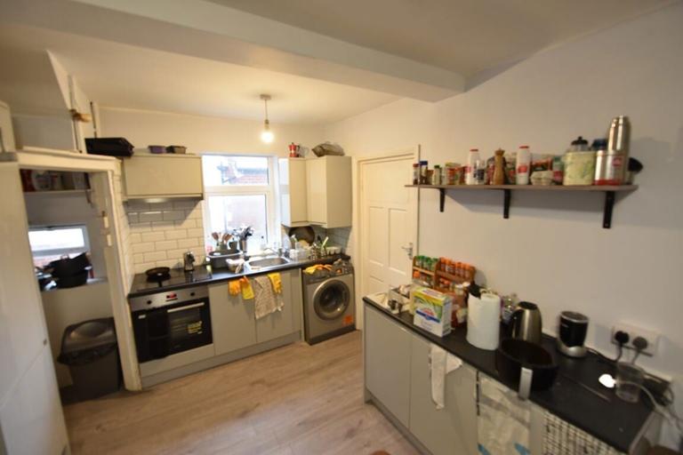 Newport View, Hyde Park, Leeds, LS6 3BX