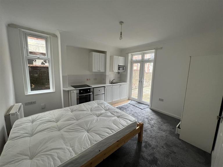 Arthur Road, The Polygon, Southampton, SO15 5DU