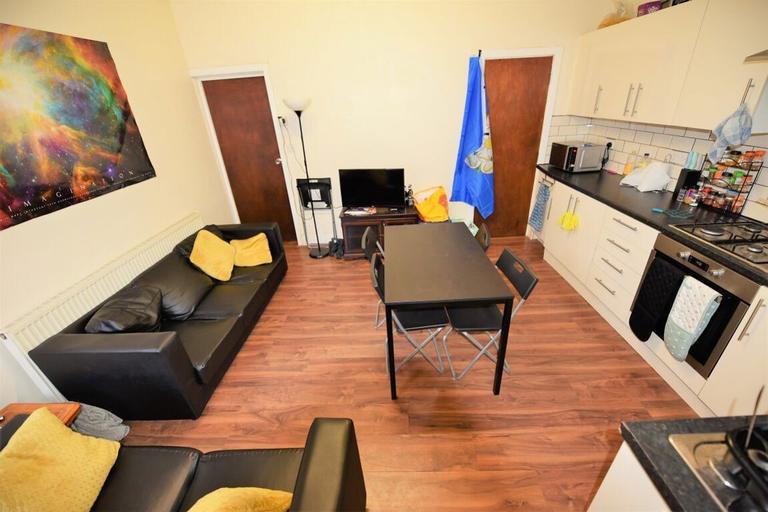 Ashville Grove, Hyde Park, Leeds, LS6 1LY