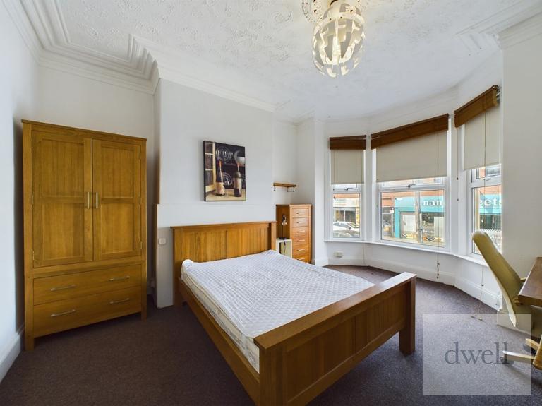 Queens Road, Hyde Park, Leeds, LS6 1HU