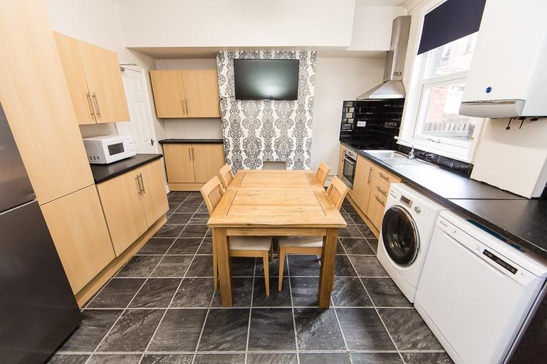 Archery Place, Hyde Park, Leeds, LS2 9AZ