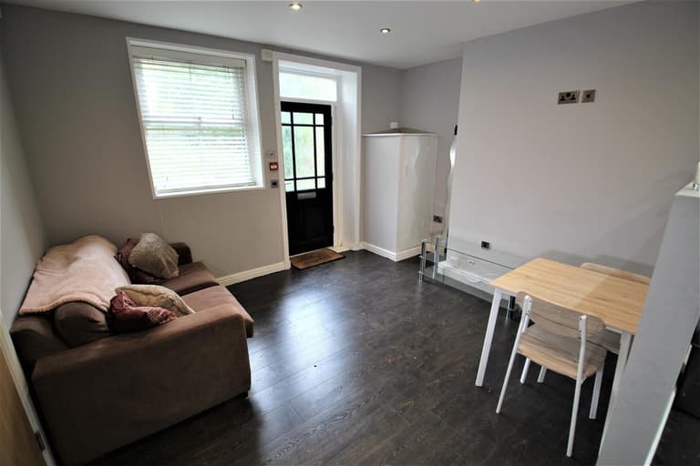 33 Richmond Road, Hyde Park, Leeds, LS6 1BX 33 Richmond Road, Hyde Park, Leeds, LS6 1BX