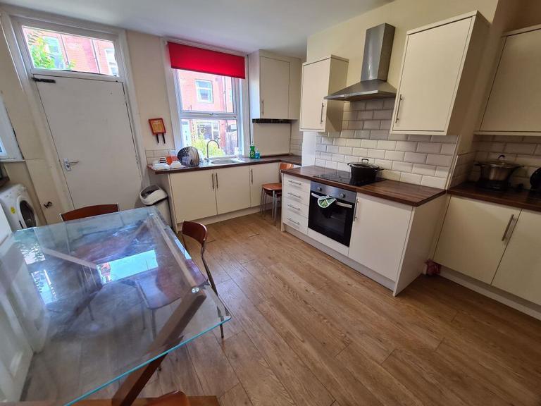 Hessle Terrace, Hyde Park, Leeds, LS6 1EQ