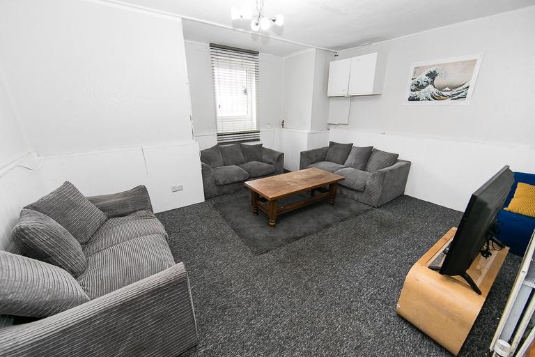 Brudenell Mount, Hyde Park, Leeds, LS6 1HS