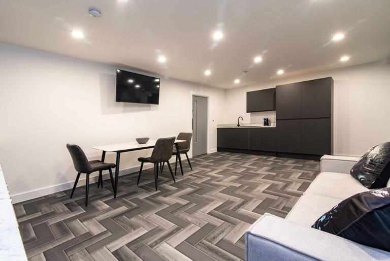 High Road, Beeston, Nottingham, NG9 4HL